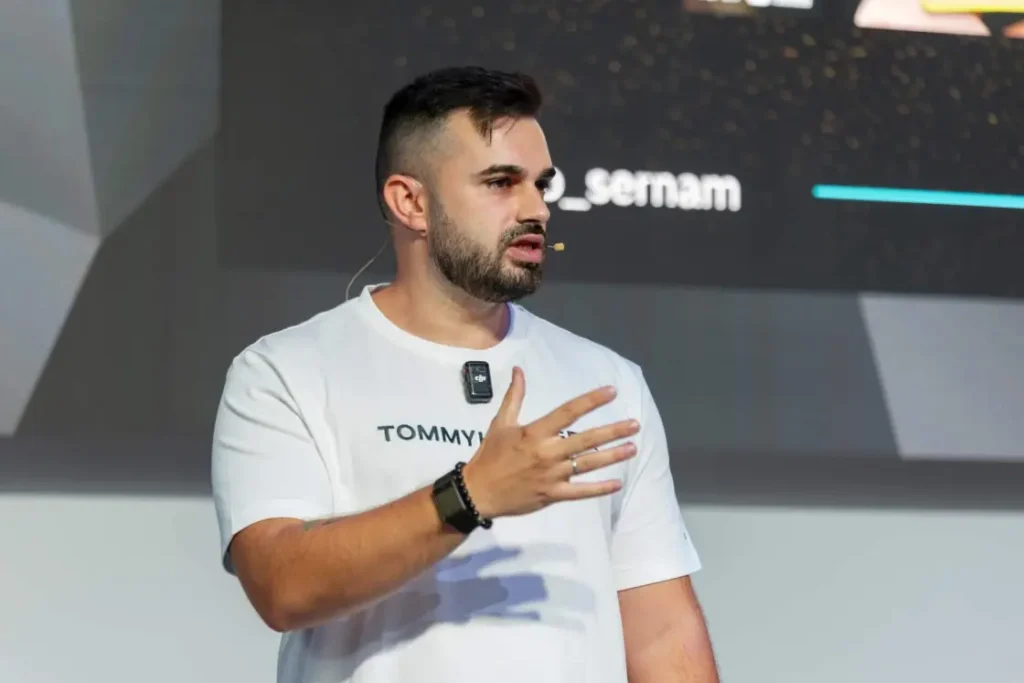 Fabio Serna dando un discurso